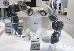 疫情推升制造业数字化意愿，ABB 工业与协作型机器人双轨进发