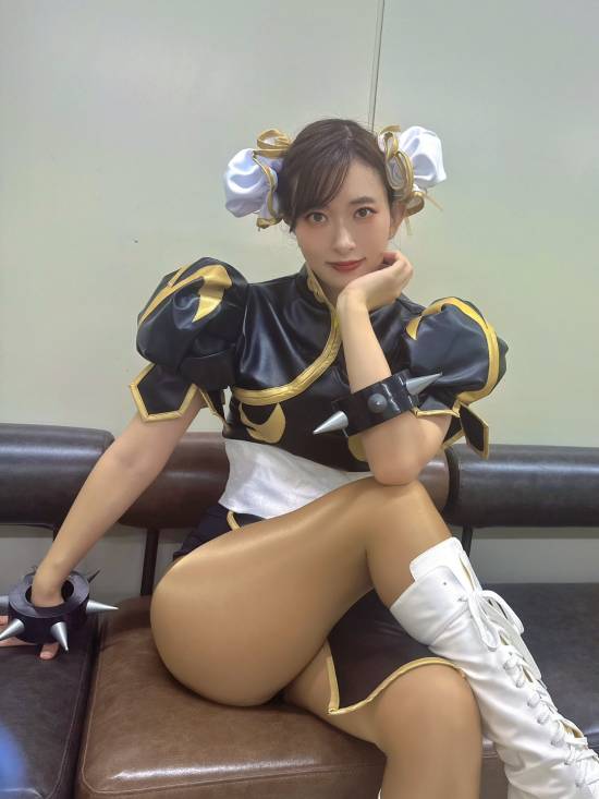 Japanese Model's Chun-Li Cosplay Steals the Show at TGS