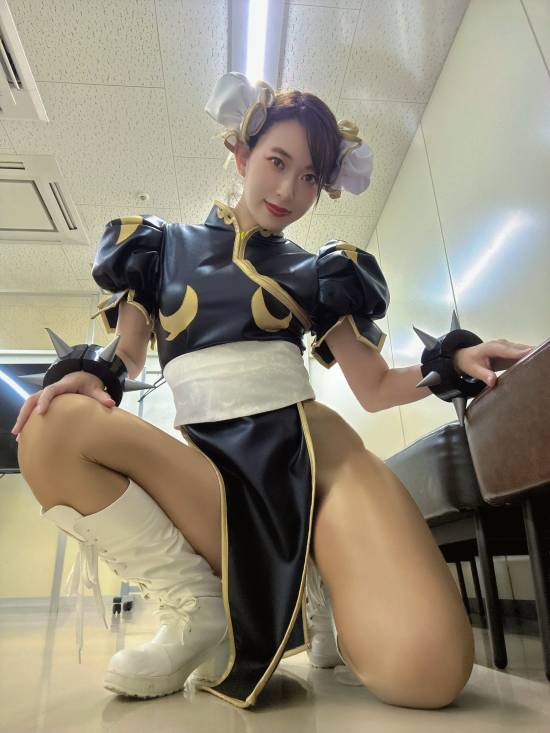 Japanese Model's Chun-Li Cosplay Steals the Show at TGS